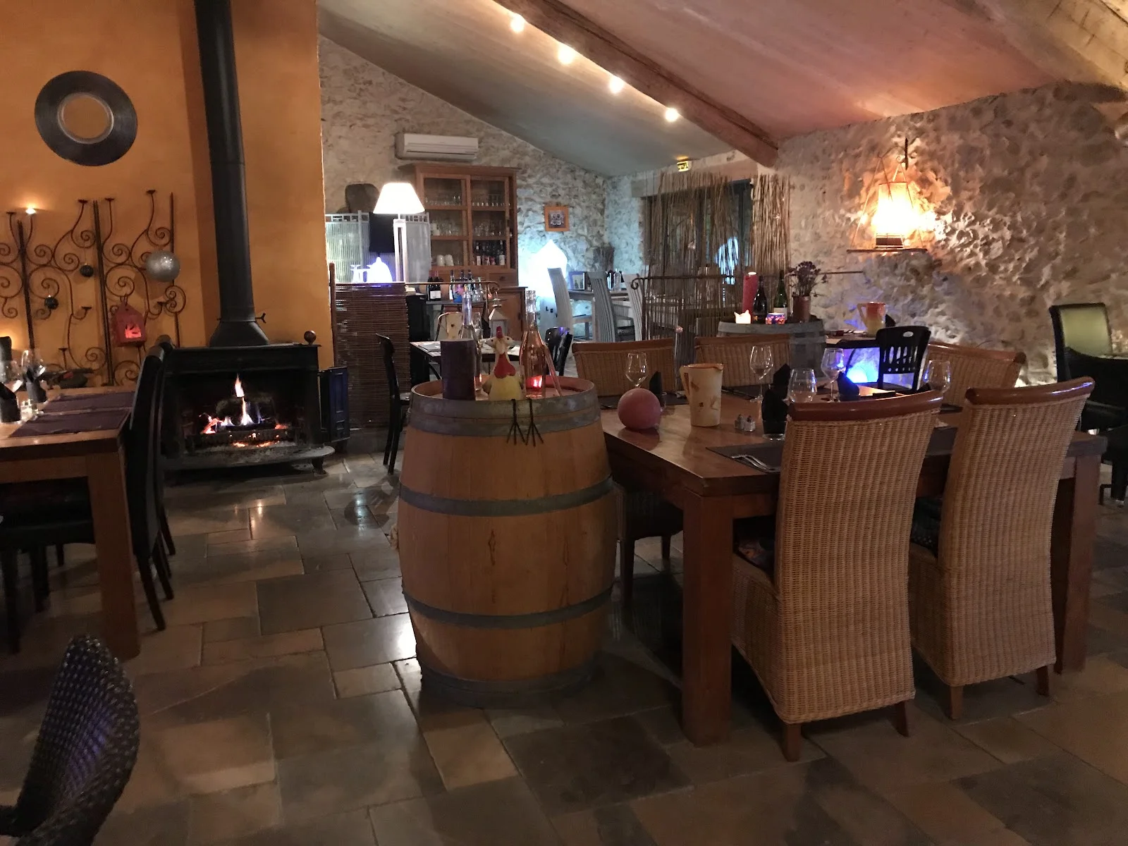 Salle de réception intérieure du Domaine du Mas de Coulet avec cheminée et tonneaux, mariage rustique en Hérault