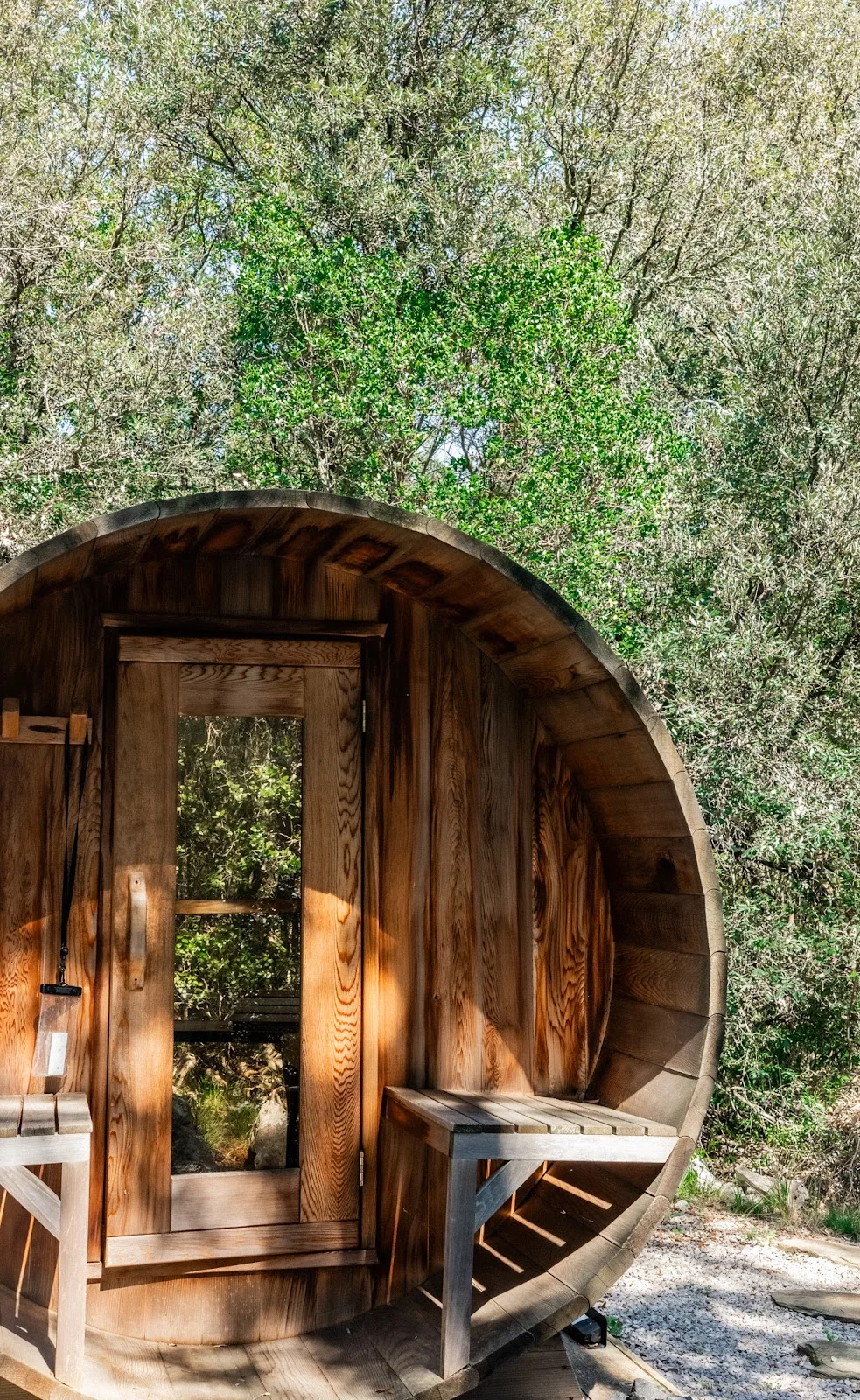 Sauna tonneau en bois du Domaine du Mas de Coulet niché parmi les oliviers, bien-être pour mariés en Hérault