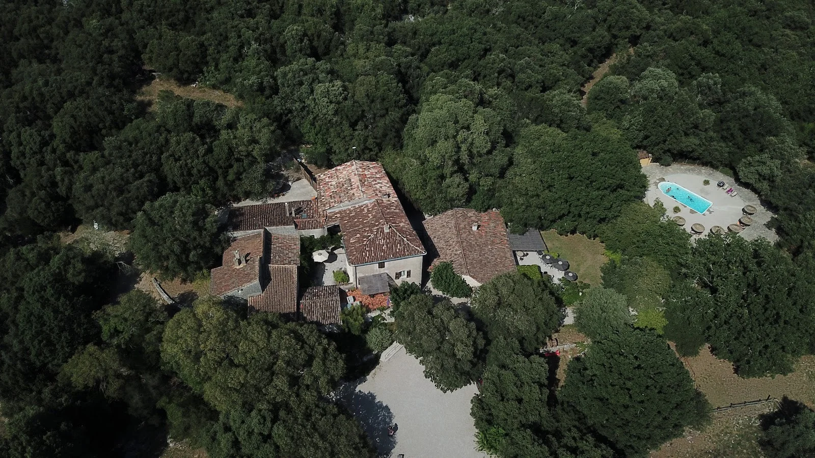 Vue aérienne du Domaine du Mas de Coulet, mas en pierre entouré de forêt avec piscine, lieu de mariage en Hérault