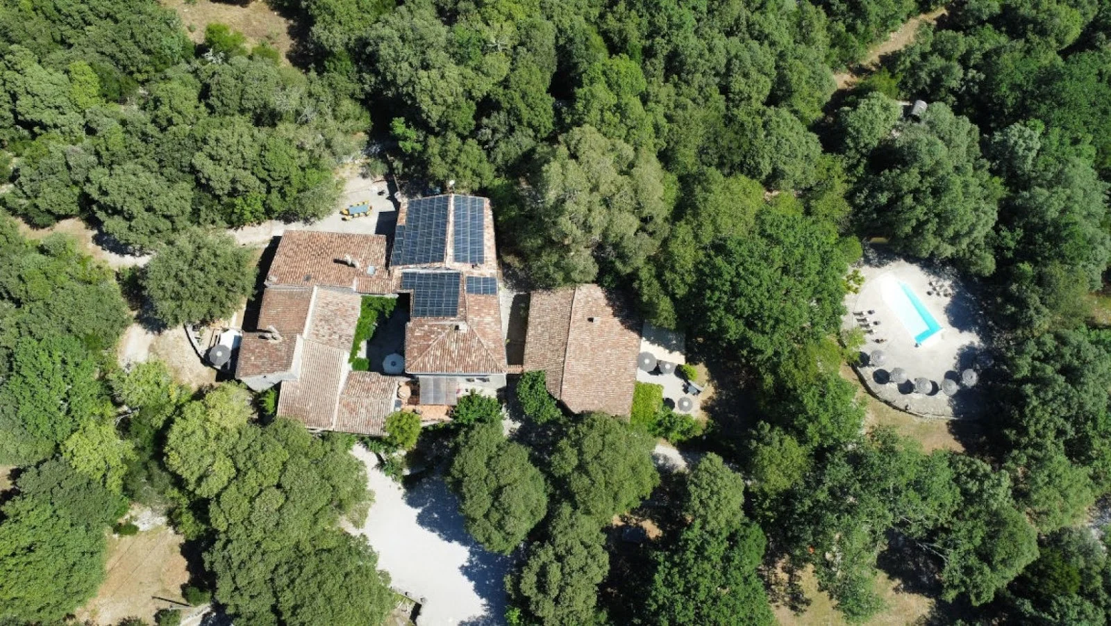 Vue aérienne du Domaine du Mas de Coulet avec panneaux solaires et piscine, éco-responsable, mariage Hérault