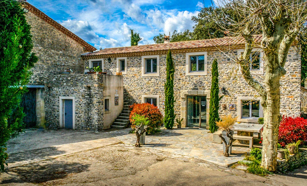 Domaine Mas de Martin - façade en pierre et cour intérieure pour mariage dans l'Hérault près de Montpellier