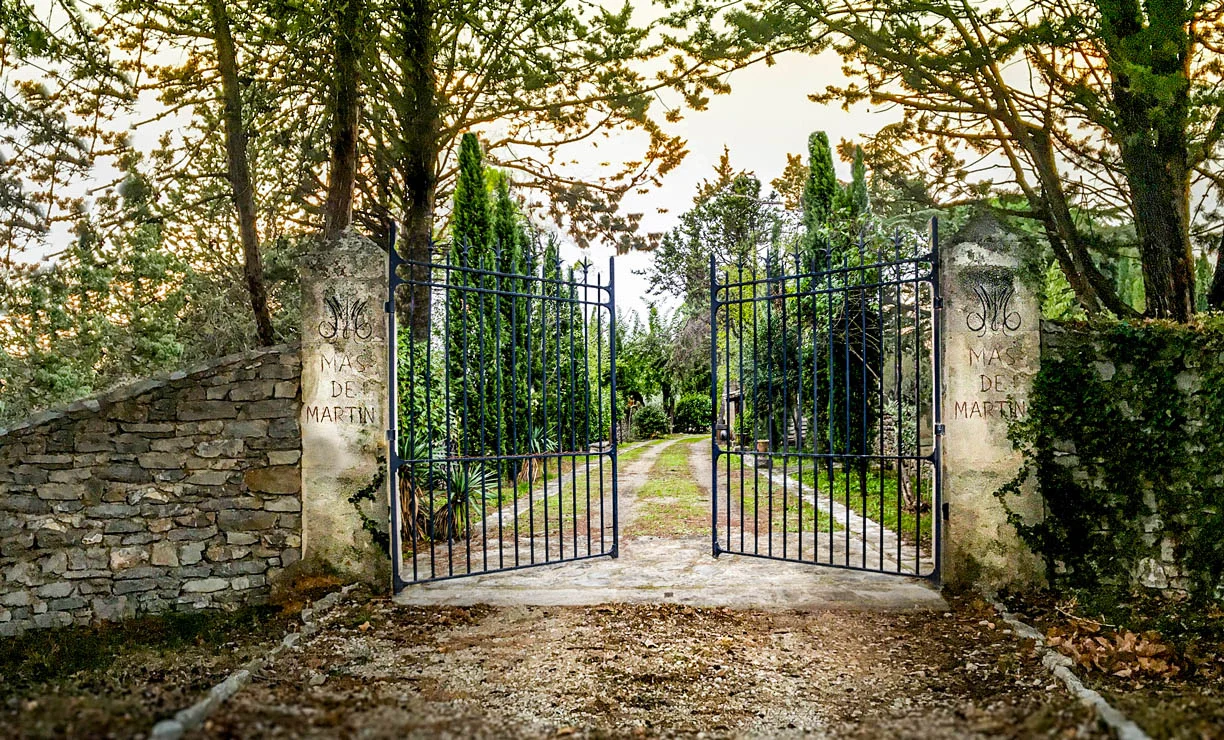 Portail d'entrée en fer forgé du Domaine Mas de Martin, lieu de mariage prestigieux dans l'Hérault