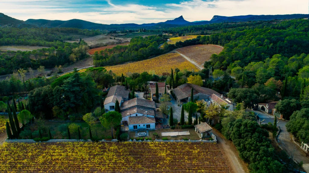 Vue aérienne du Domaine Mas de Martin entouré de vignes avec le Pic Saint-Loup, lieu de mariage Hérault
