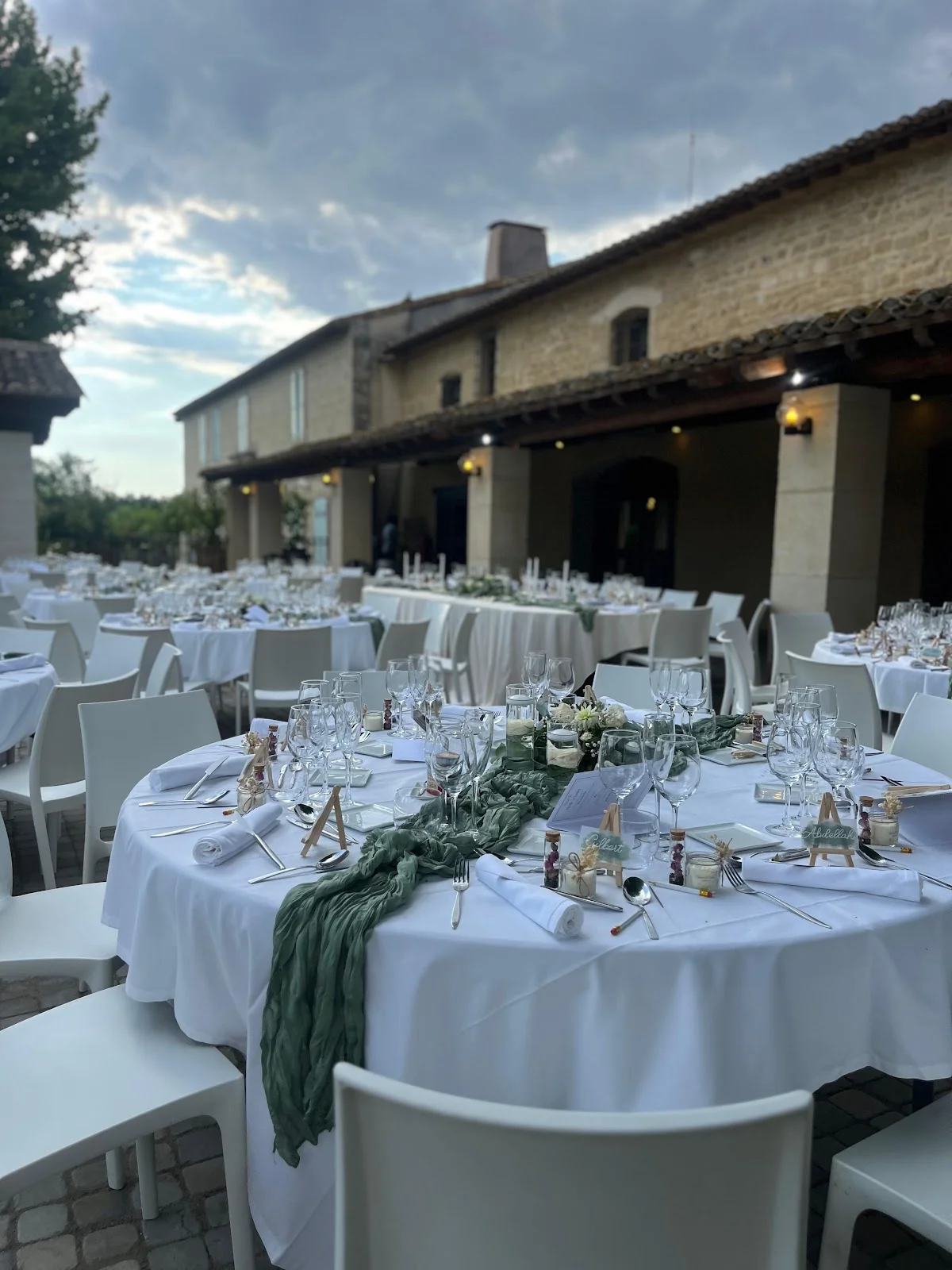 Tables de réception dressées en extérieur au Domaine Mas Saint Gabriel pour un mariage dans l'Hérault