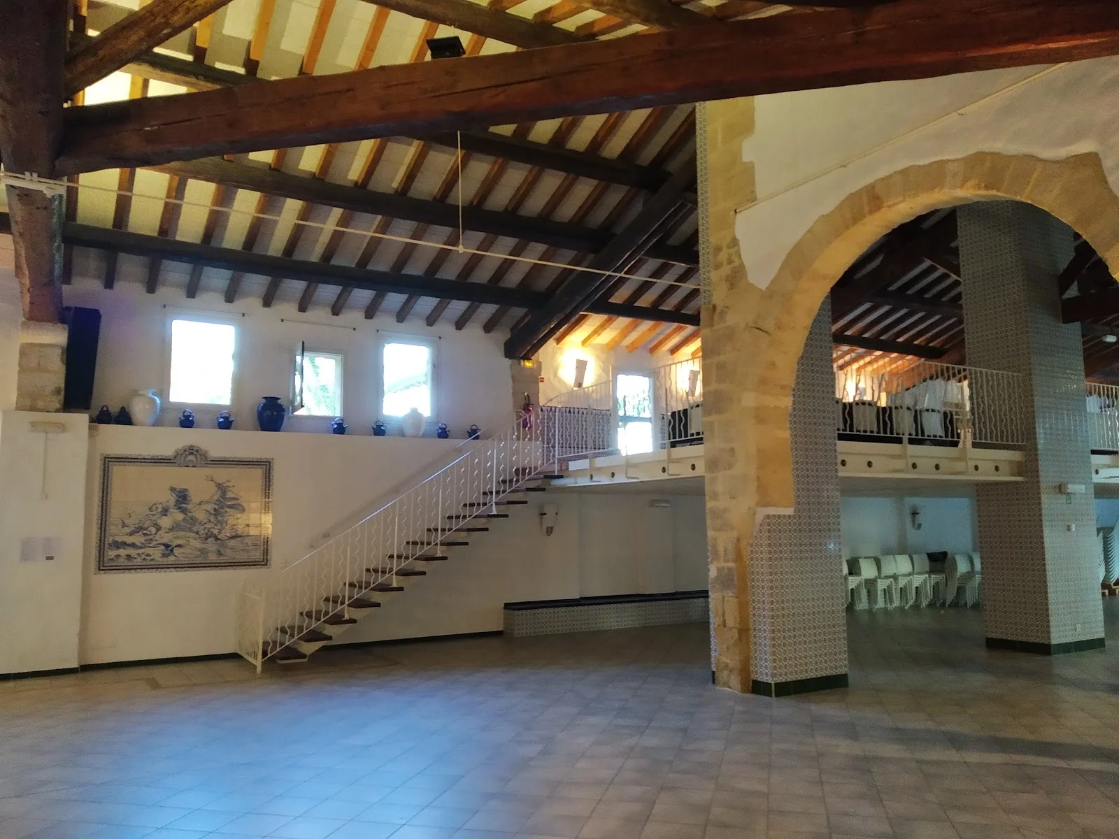 Grande salle de réception en pierre avec arches et mezzanine au Domaine Mas Saint Gabriel, Hérault