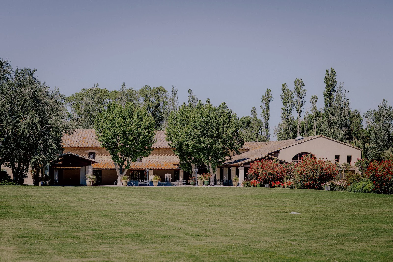 Vue panoramique du Domaine du Mas Saint Gabriel, mas provençal entouré de verdure pour mariage dans l'Hérault