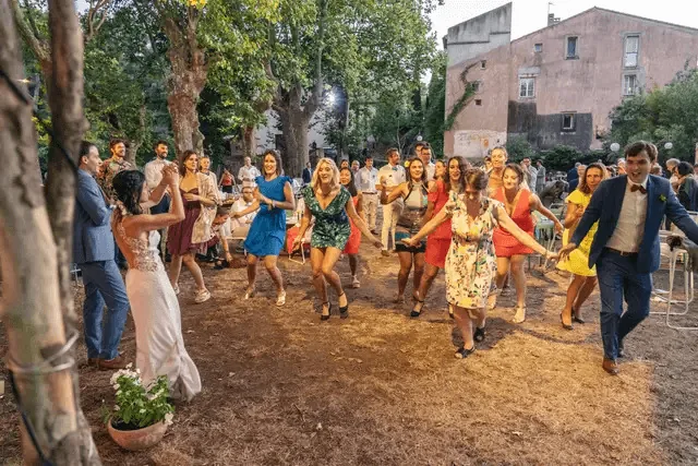 Invités joyeux dansant jardin arboré ambiance festive Domaine Pech Laurier Quarante mariage Hérault Occitanie