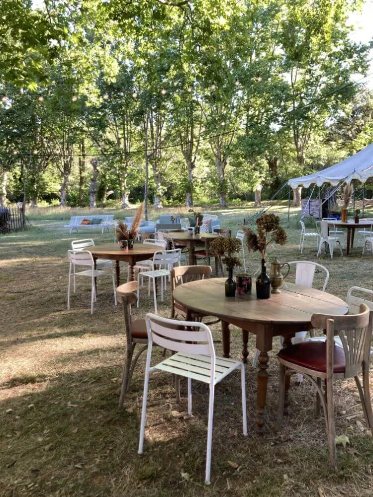 Tables chaises vintage, guirlandes lumineuses, chapiteau blanc, parc arboré Domaine Pech Laurier Quarante mariage Hérault Occitanie
