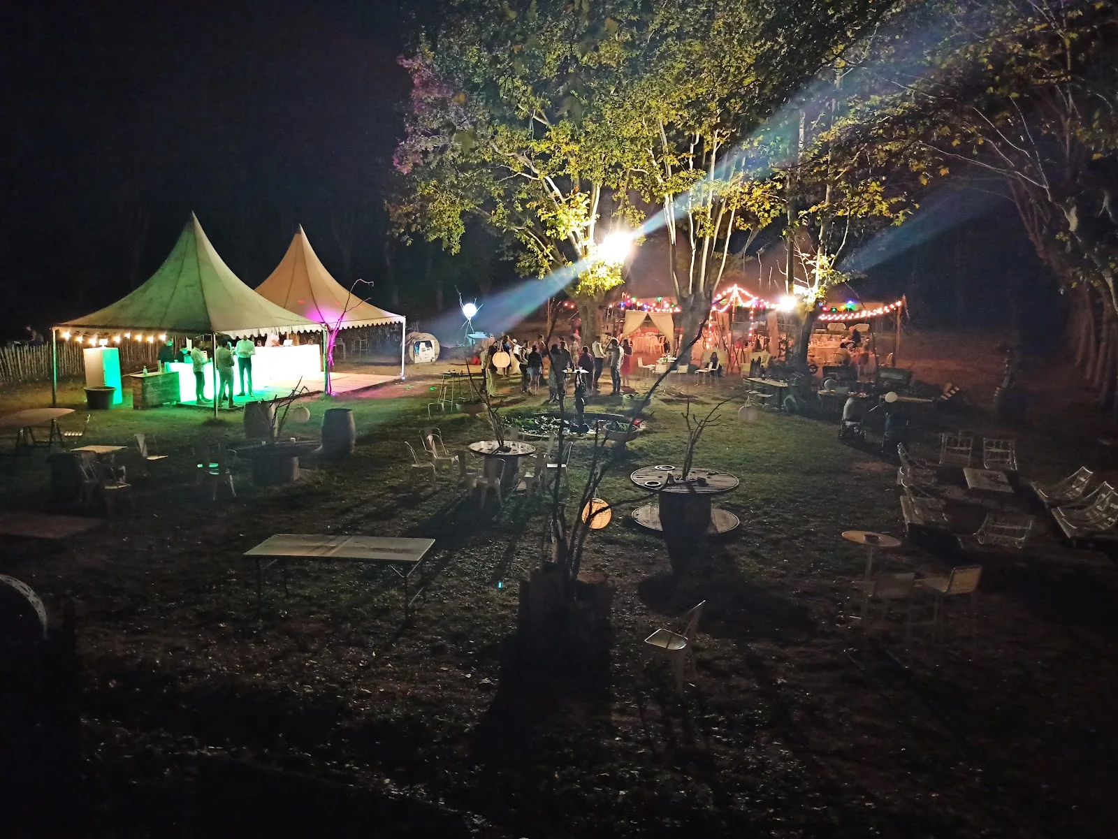 Soirée de mariage nocturne au Domaine Pech Laurier Hérault avec barnums illuminés et jeux de lumière festifs