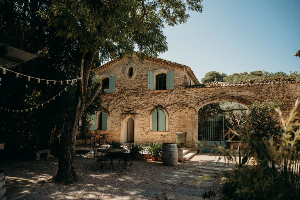 Mas provençal en pierre avec jardin du Domaine du Petit Malherbes, lieu de mariage authentique dans l'Hérault