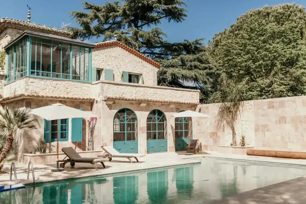 Piscine rectangulaire avec transats du Domaine Le Petit Malherbes, villa en pierre aux volets turquoise pour mariage dans l'Hérault