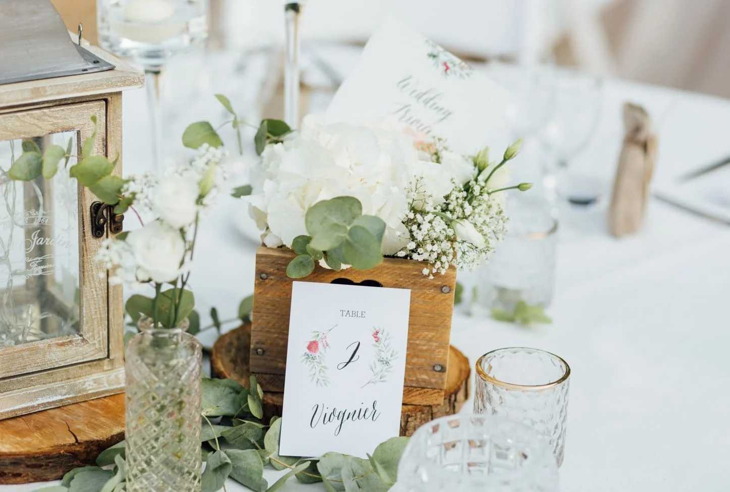 Centre de table rustique chic avec fleurs blanches et numéro Viognier pour un mariage au Domaine Saint-Hilaire Hérault