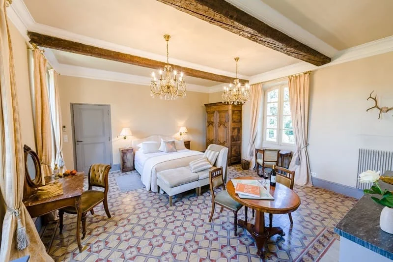Chambre d'hôtes du Domaine Saint Hilaire avec tomettes, poutres et lustre en cristal, Hérault