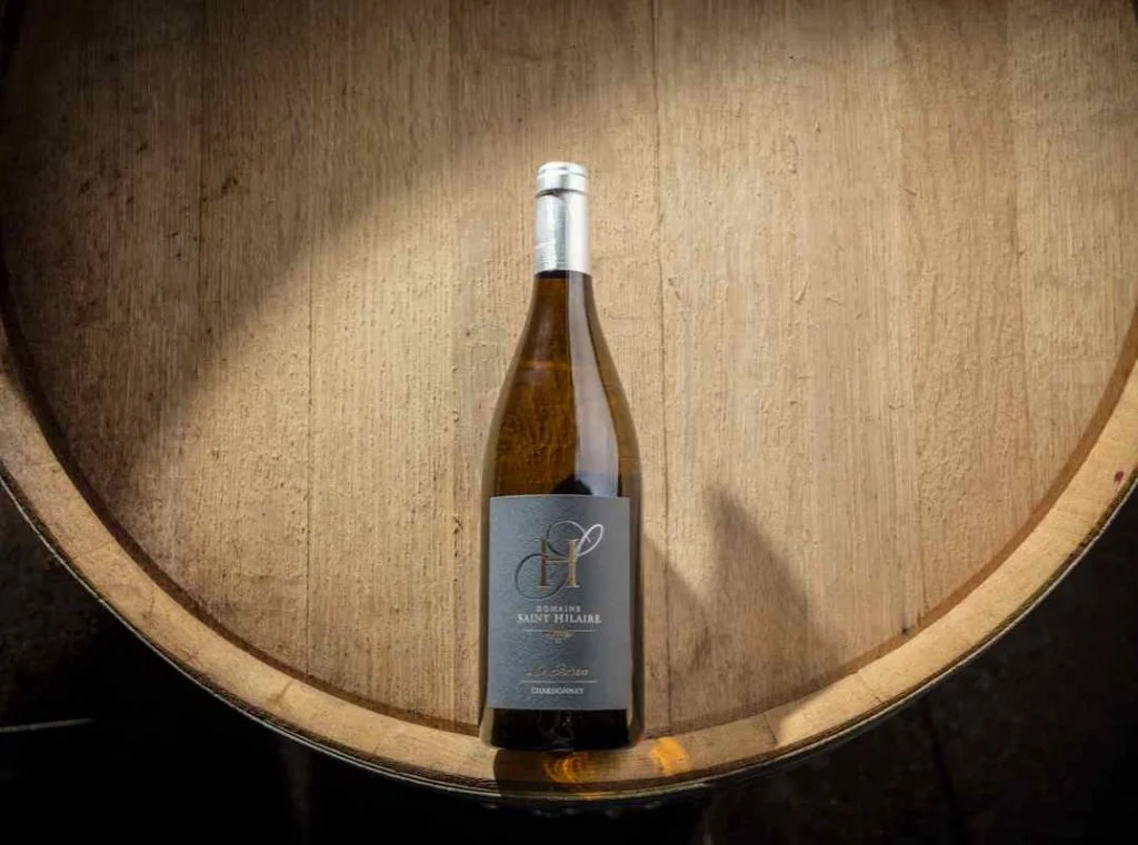 Bouteille de Chardonnay Domaine Saint Hilaire sur fût en chêne dans la cave viticole, Hérault