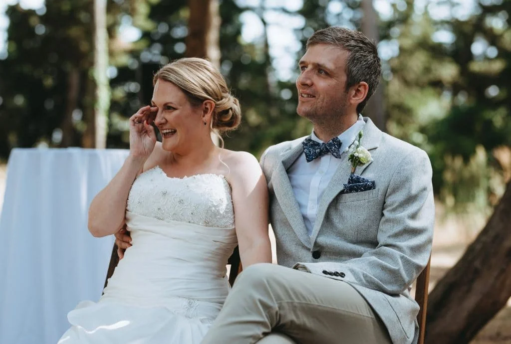 Couple de mariés souriant et ému pendant la cérémonie en plein air au Domaine Saint Hilaire en Hérault