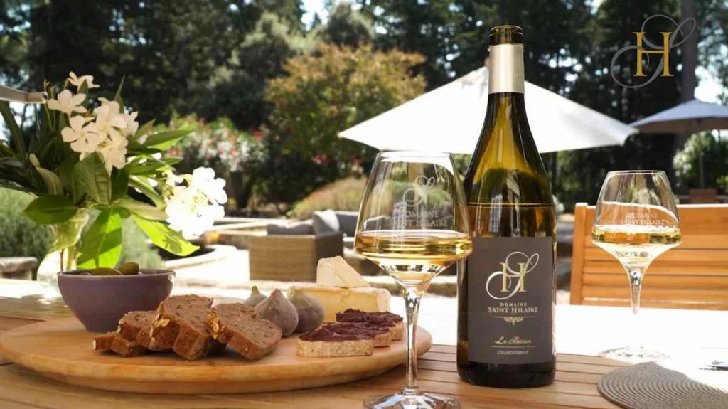 Dégustation de Chardonnay La Buisine en terrasse avec plateau de fromages au Domaine Saint Hilaire, Hérault