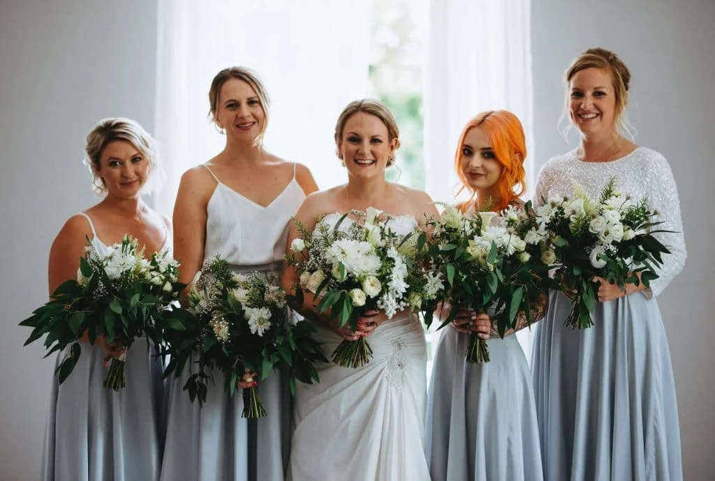 Mariée et demoiselles d'honneur en robes bleues avec bouquets blancs au Domaine Saint Hilaire en Hérault