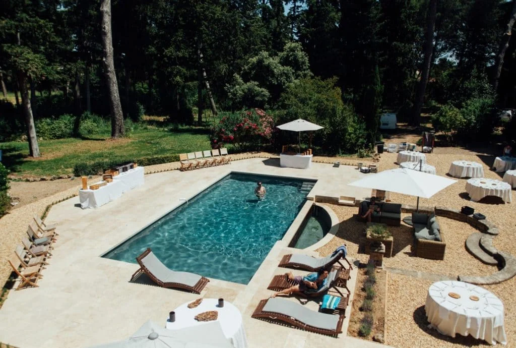 Vue aérienne de la piscine et du jardin du Domaine Saint-Hilaire pour une réception de mariage dans l'Hérault