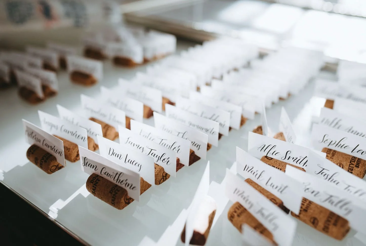 Plan de table mariage au Domaine Saint-Hilaire avec cartons nominatifs dans des bouchons de liège en Hérault