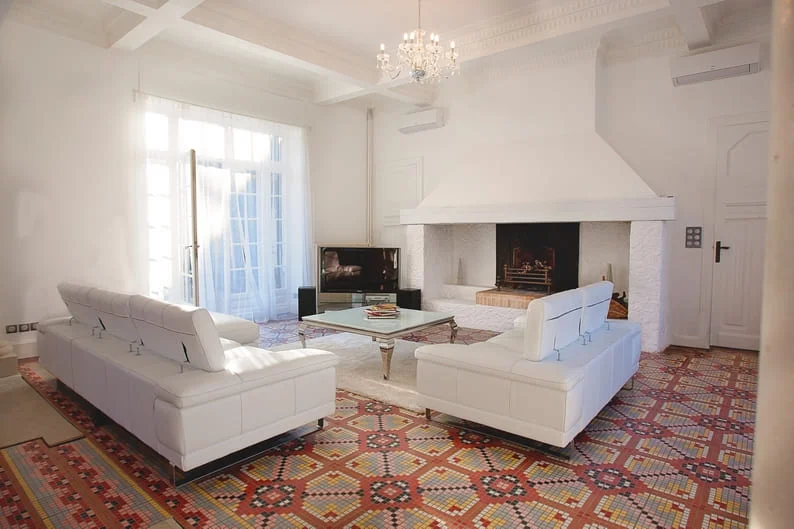 Grand salon de réception du Domaine Saint Hilaire avec cheminée monumentale et lustre en cristal, Hérault