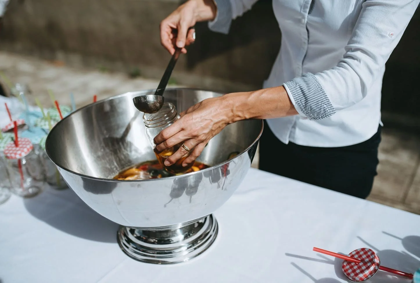 Service du punch lors du cocktail de mariage au Domaine Saint-Hilaire dans l'Hérault