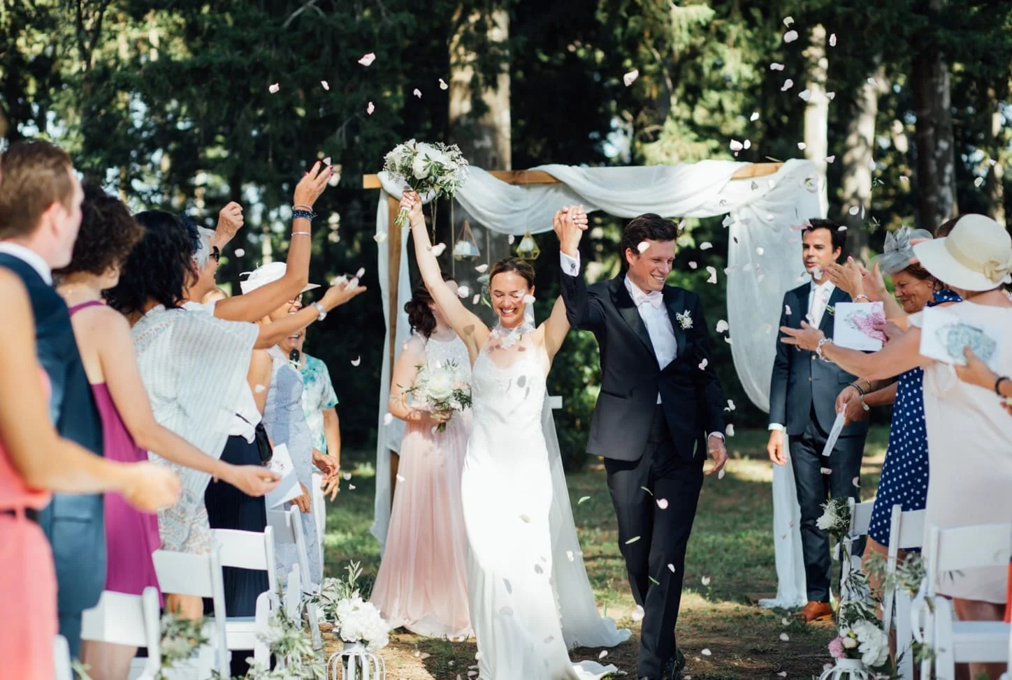 Sortie de cérémonie de mariage au Domaine Saint-Hilaire dans l'Hérault, mariés sous une pluie de pétales