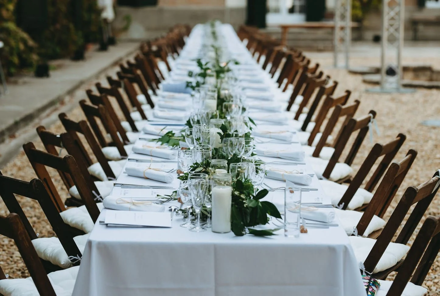Grande table banquet dressée en extérieur pour un mariage au Domaine Saint-Hilaire dans l'Hérault