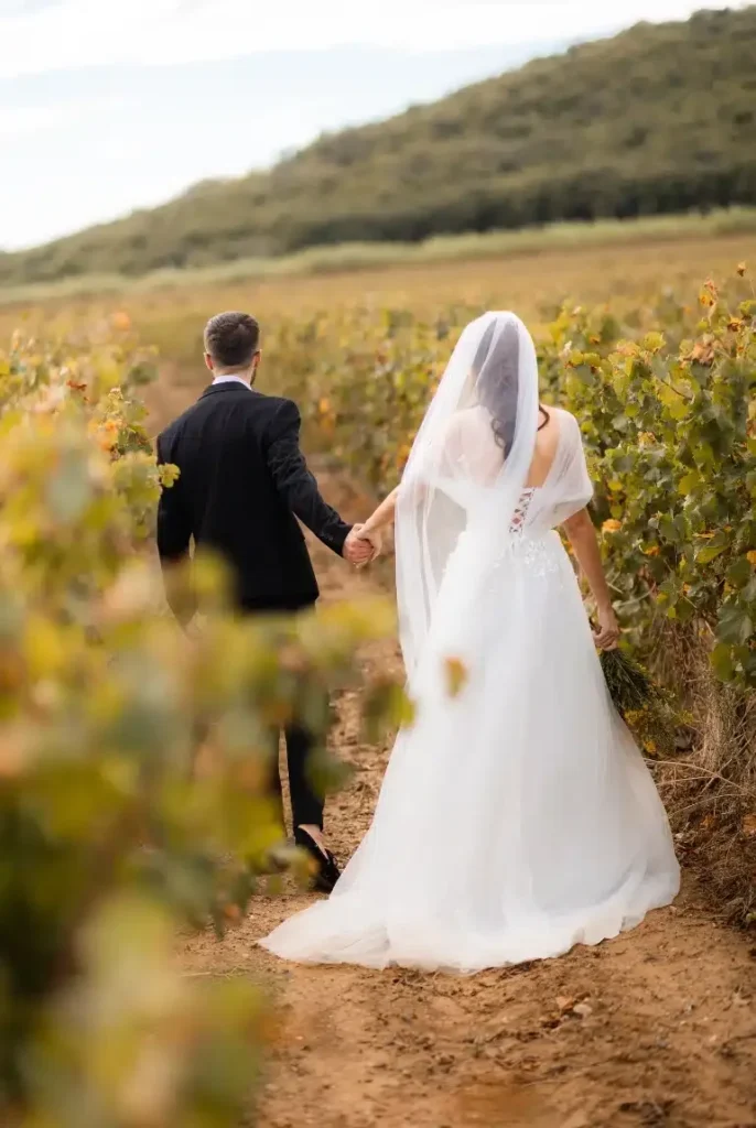 Couple mariés allée vignes Domaine Saint Jean de Roca Hérault automne mariage Occitanie