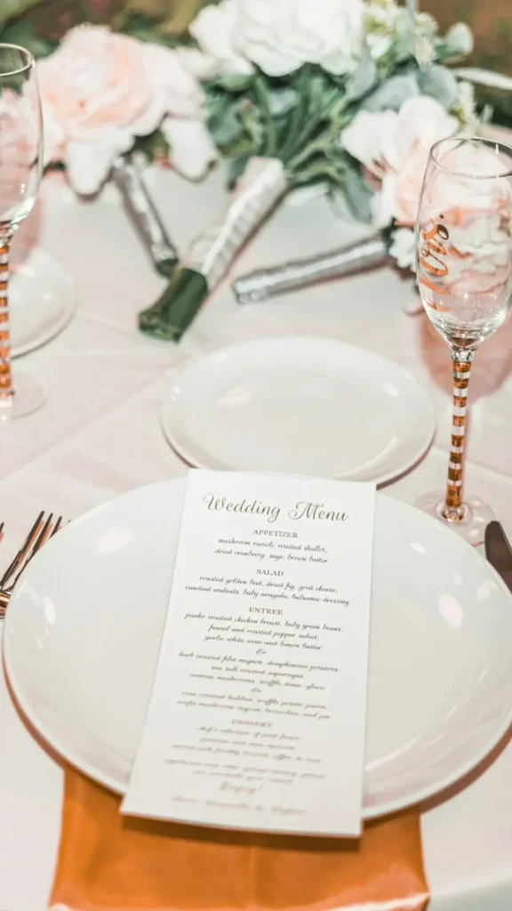 Table dressée, menu mariage, flûtes, fleurs, ambiance élégante Domaine Saint Jean de Roca Nizas mariage Hérault Occitanie