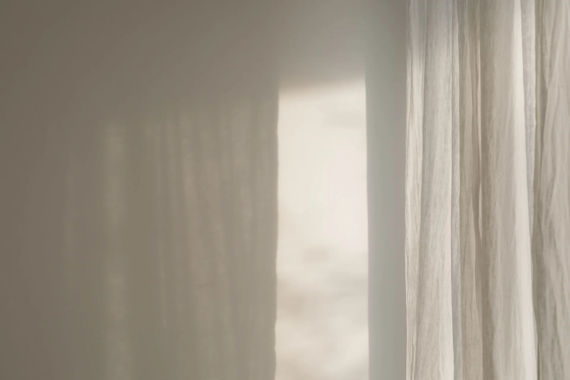 Ambiance lumineuse et épurée La Bastide Castella - rideau voile blanc lumière naturelle mariage Hérault