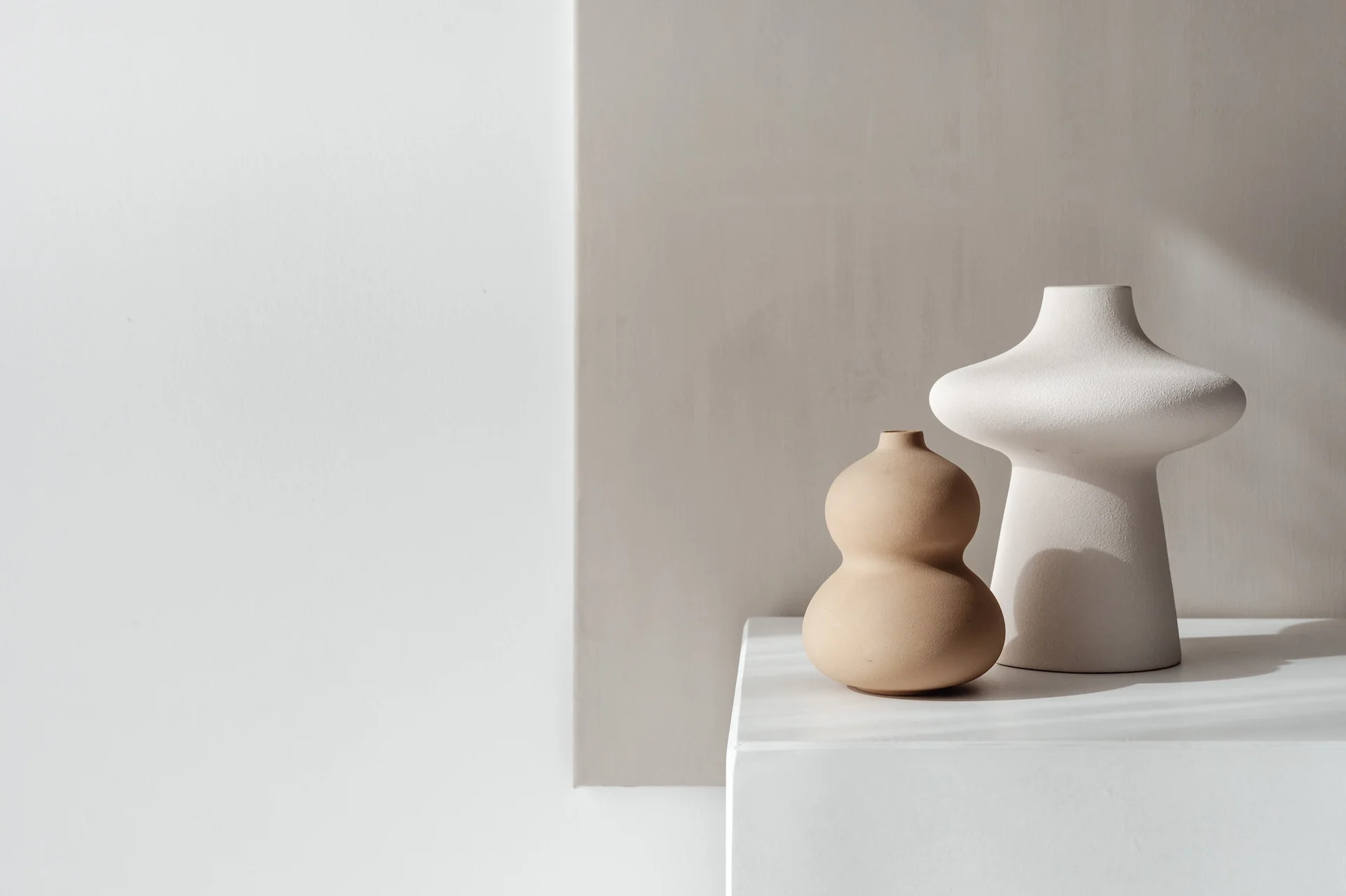 Décoration intérieure La Bastide Castella - vases céramique minimalistes blanc et beige pour mariage Hérault