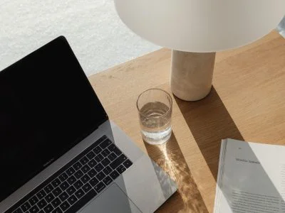 Espace de travail cosy à La Bastide Castella, lieu de séminaire et coworking dans l'Hérault