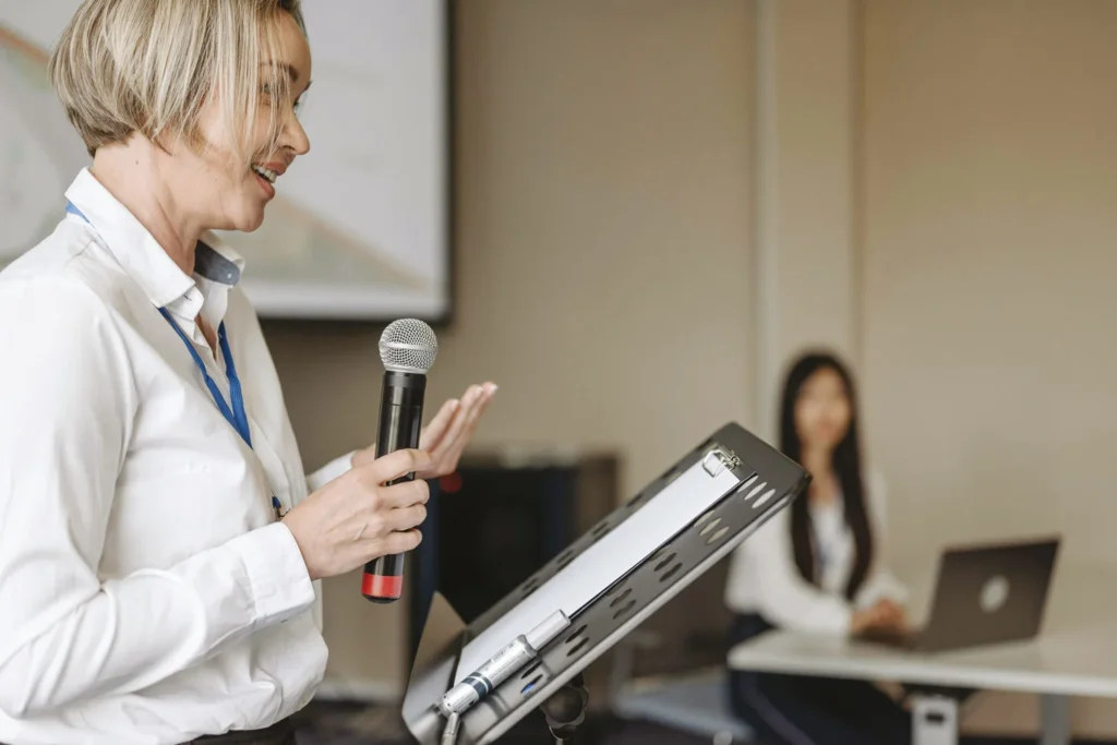 Séminaire professionnel à La Bastide Castella en Hérault avec intervenante au microphone