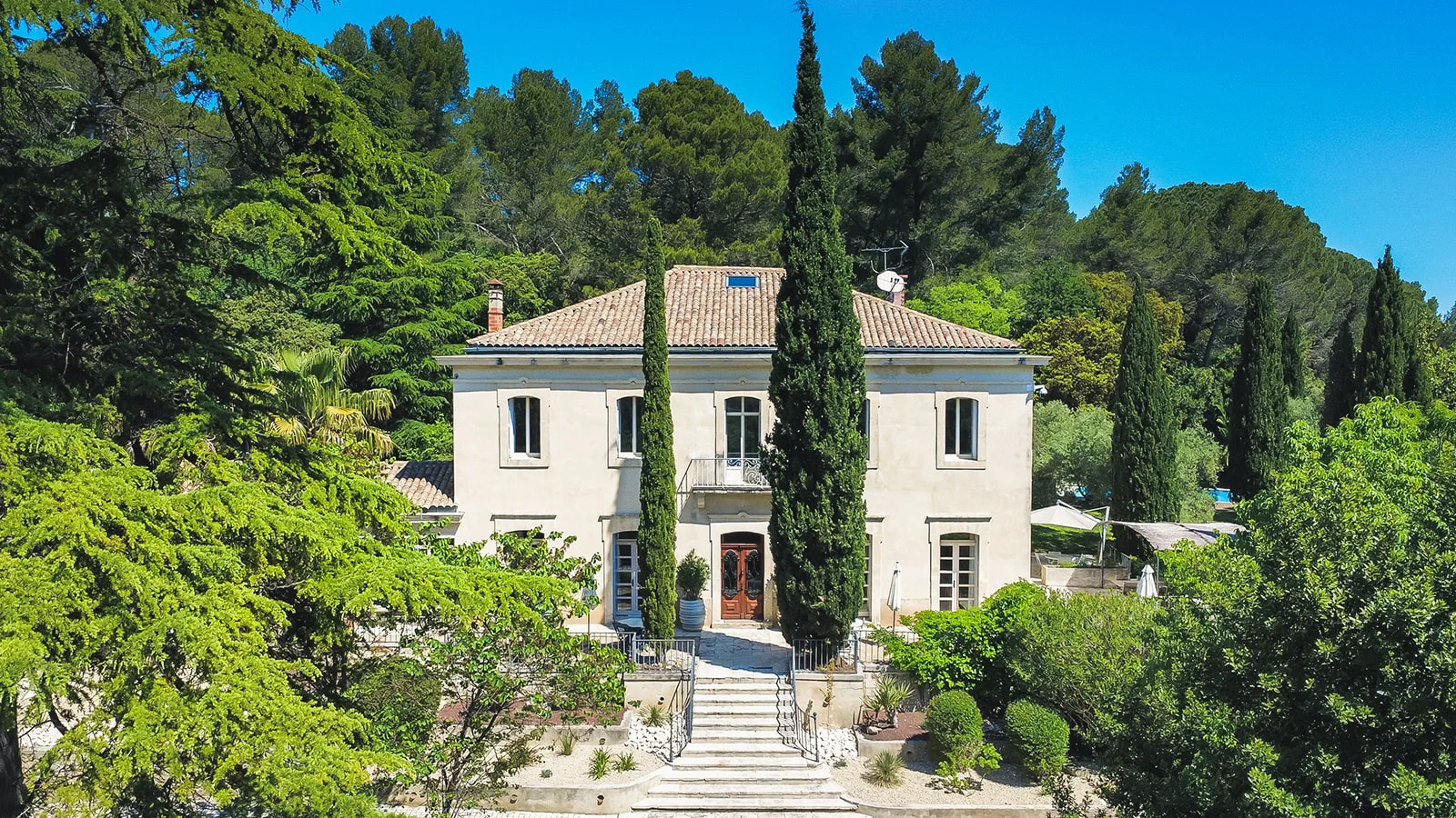 Façade La Bastide Castella domaine mariage Hérault - bastide XVIIIe siècle entourée de cyprès et végétation méditerranéenne