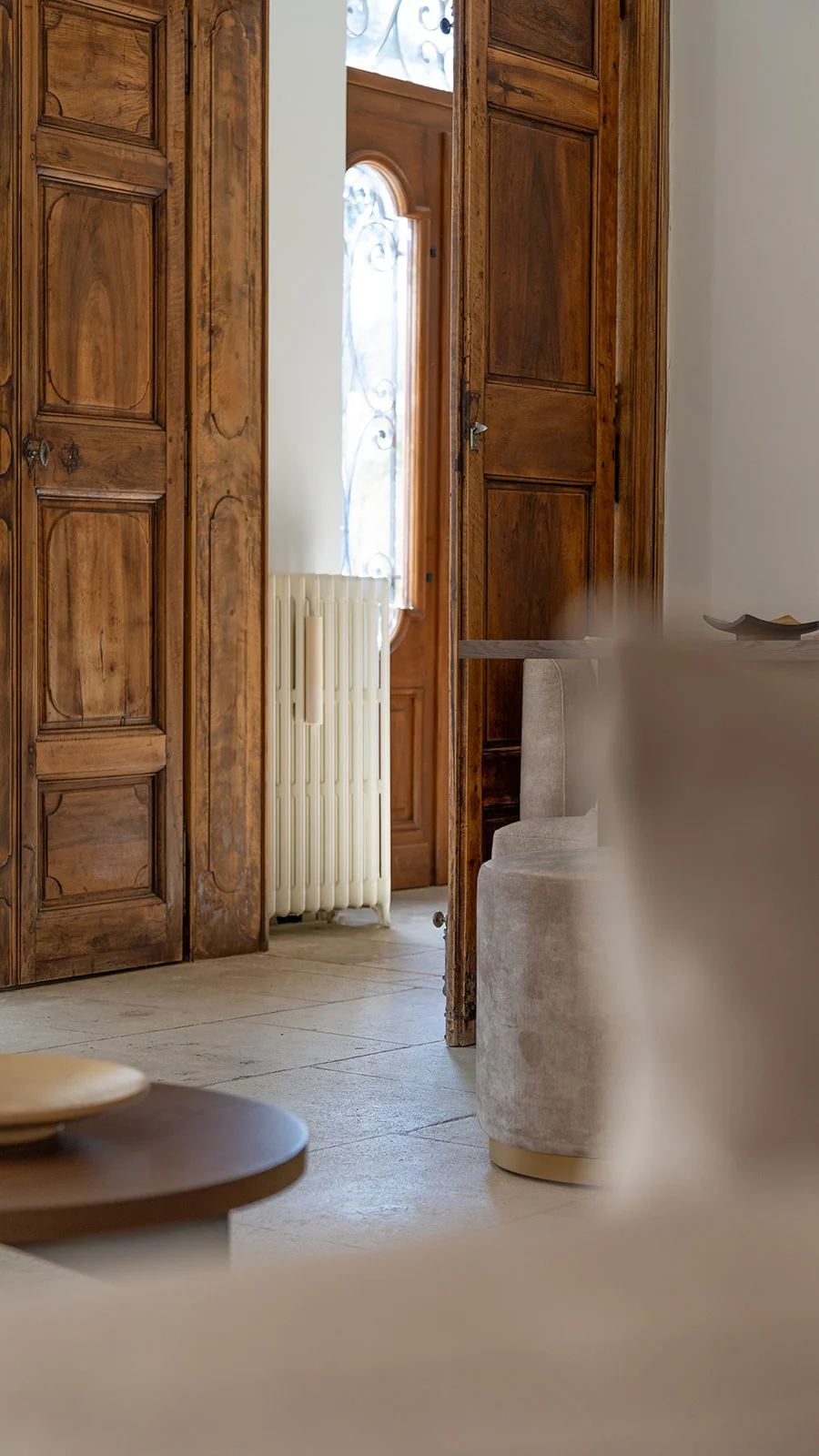 Hall d'entrée La Bastide Castella avec grandes portes en bois sculpté et décoration artisanale - mariage Hérault