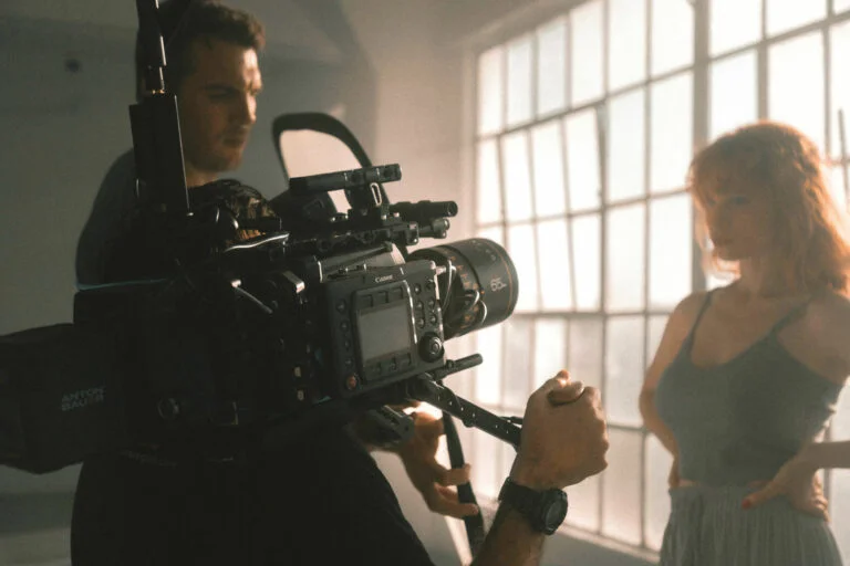 Production audiovisuelle à La Bastide Castella Hérault, tournage avec caméra cinéma professionnelle