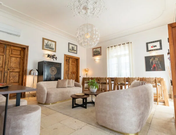 Salle de réception intérieure de La Bastide Castella en Hérault, salon élégant avec lustre et canapés en velours