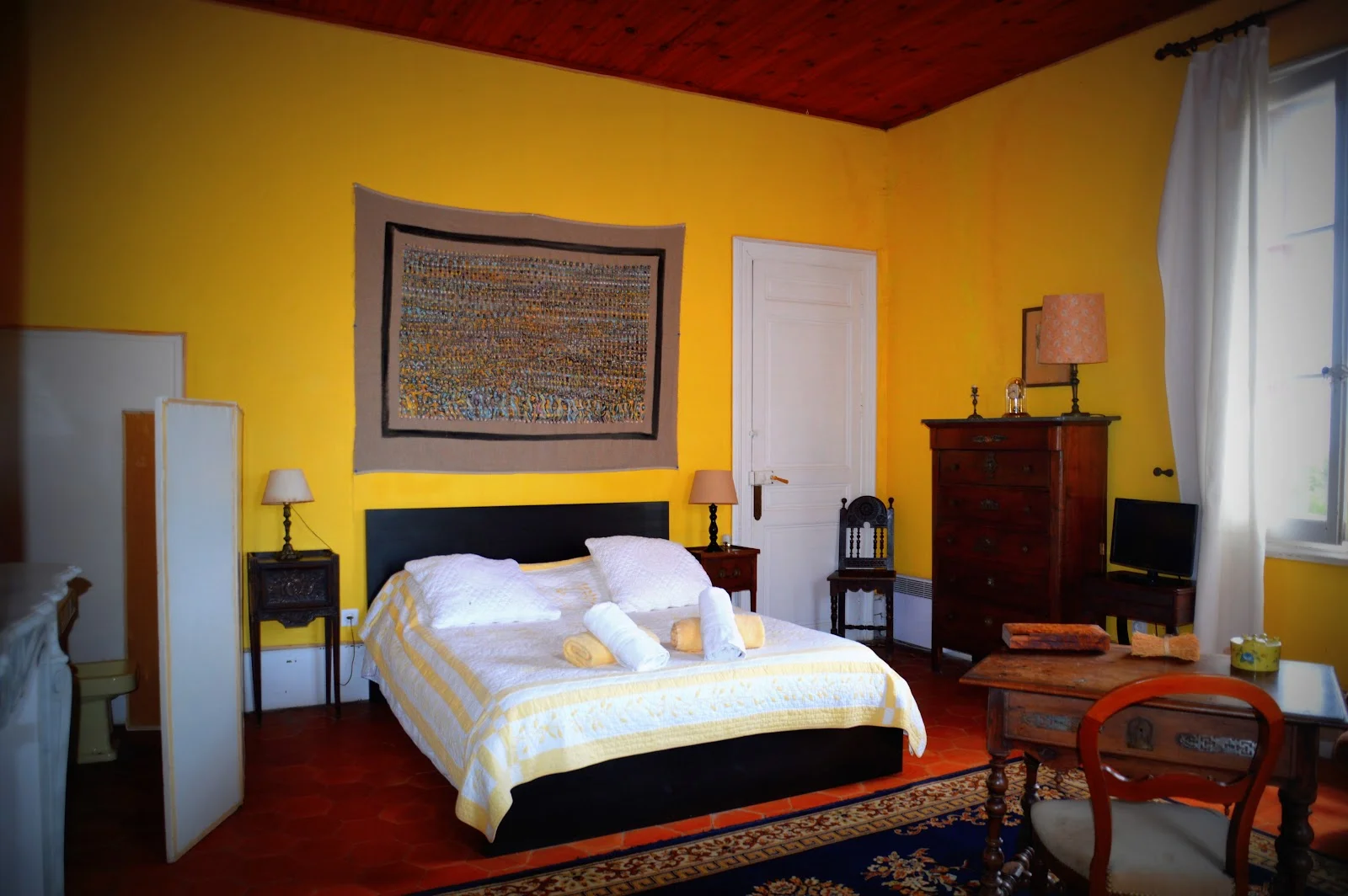 Chambre d'hôtes jaune et rouge au manoir La Bellonette en Hérault pour séjour mariage