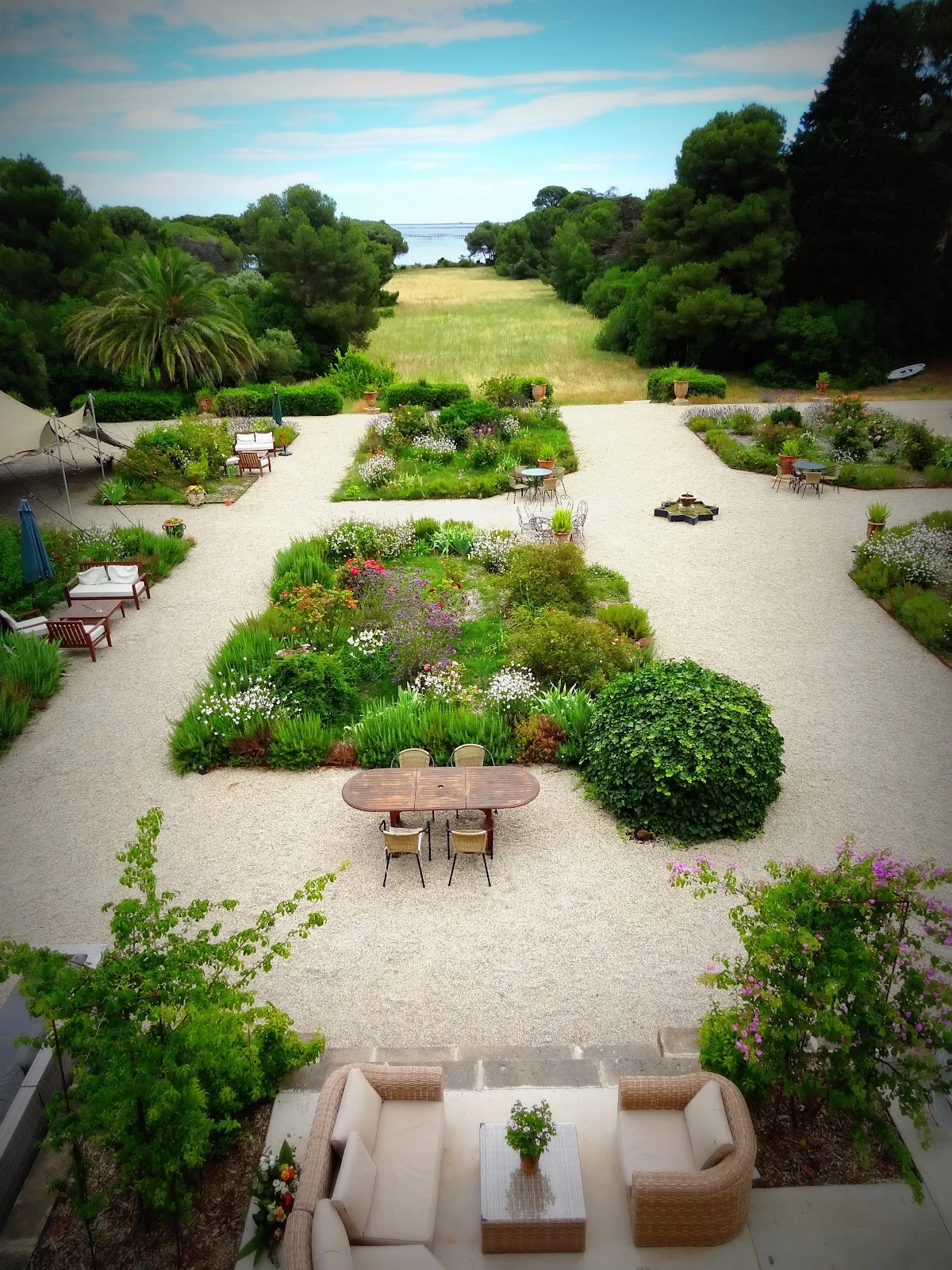 Vue aérienne du jardin à la française du domaine La Bellonette en Hérault avec perspective sur l'étang