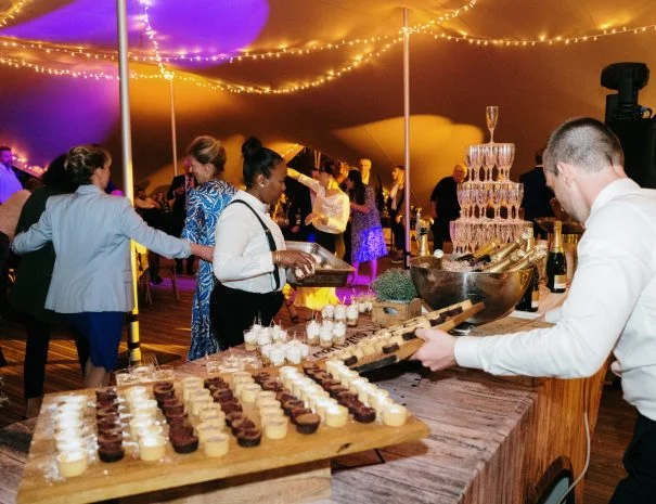 Buffet de cocktail mariage à La Trésorière avec fontaine à champagne et desserts, ambiance festive sous tente, Hérault