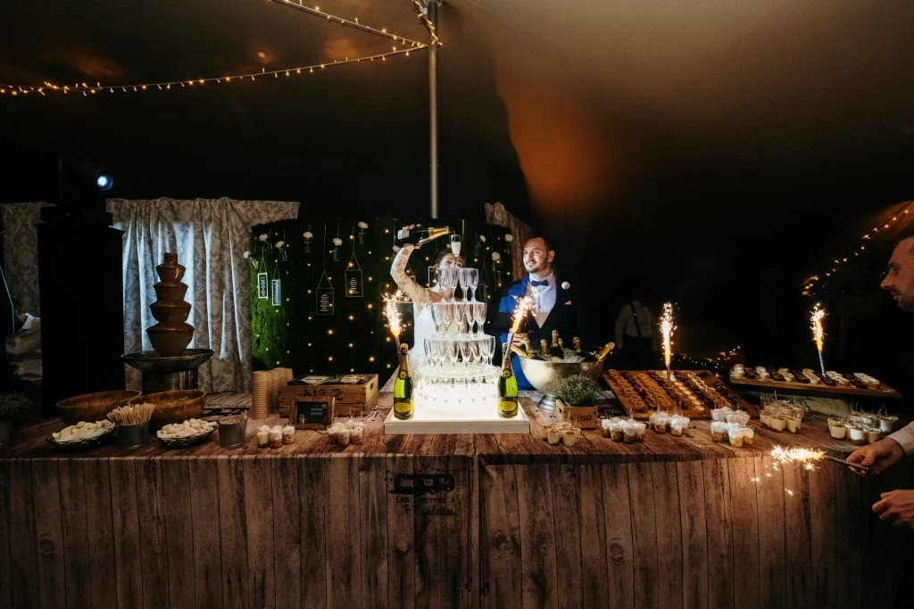 Mariés devant la pyramide de champagne avec sparklers lors du cocktail de mariage à La Trésorière Hérault