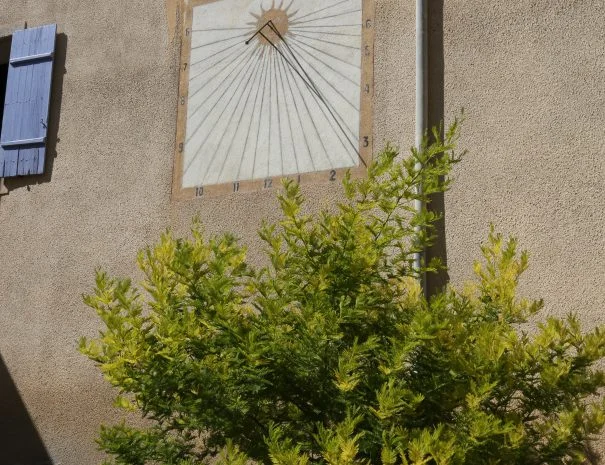 Cadran solaire historique sur la façade ocre de La Trésorière, détail architectural du domaine de mariage dans l'Hérault