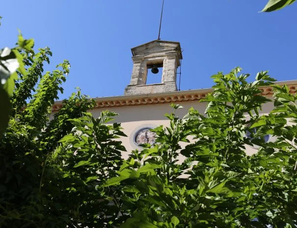 Clocher historique de La Trésorière entouré de feuillage vert, détail architectural du domaine de mariage dans l'Hérault