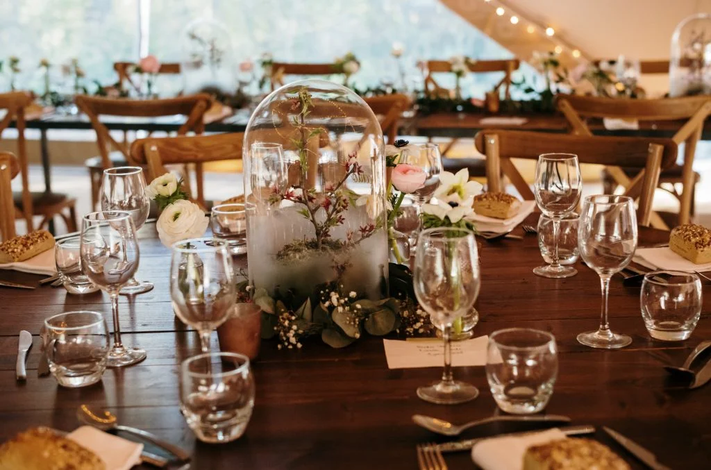 Décoration de table élégante avec cloche en verre et fleurs lors d'un mariage au Domaine La Trésorière Hérault