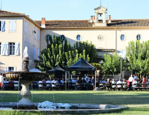 Vue extérieure domaine La Trésorière avec fontaine et bâtisse provençale, réception mariage en plein air Hérault