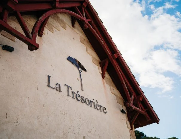 Façade du domaine La Trésorière dans l'Hérault, lieu de mariage avec enseigne et murs en pierre
