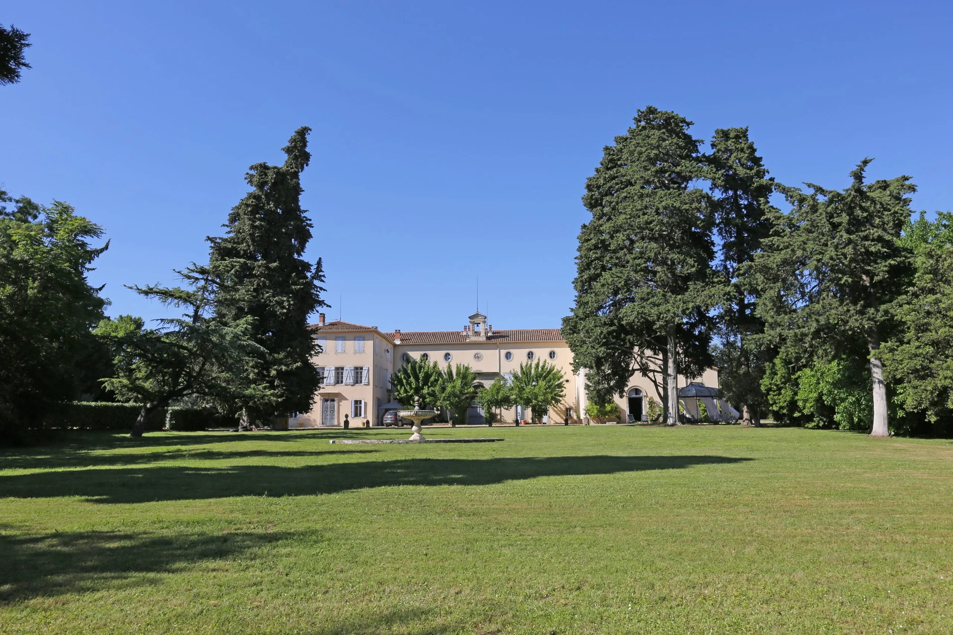 Vue extérieure du Domaine La Trésorière, manoir XVIIe siècle et parc 5 hectares, lieu mariage Hérault Occitanie
