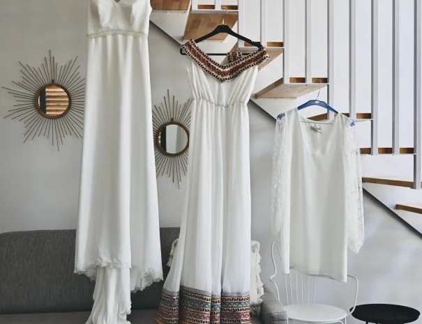 Robes de mariée et cortège suspendues dans l'intérieur moderne de La Trésorière, préparatifs du grand jour, Hérault