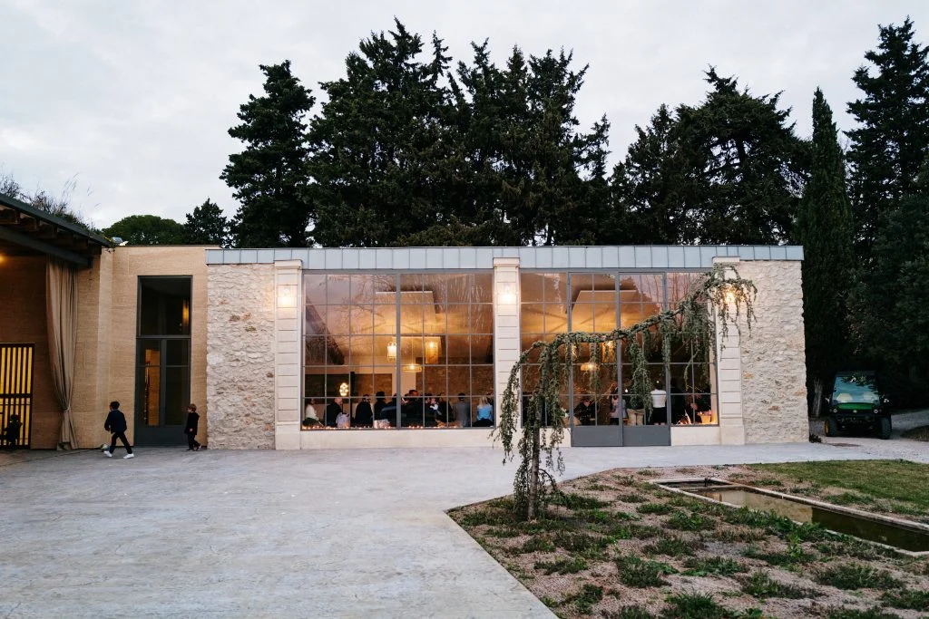 Façade extérieure illuminée de la salle de réception La Trésorière en soirée, mariage Hérault Occitanie