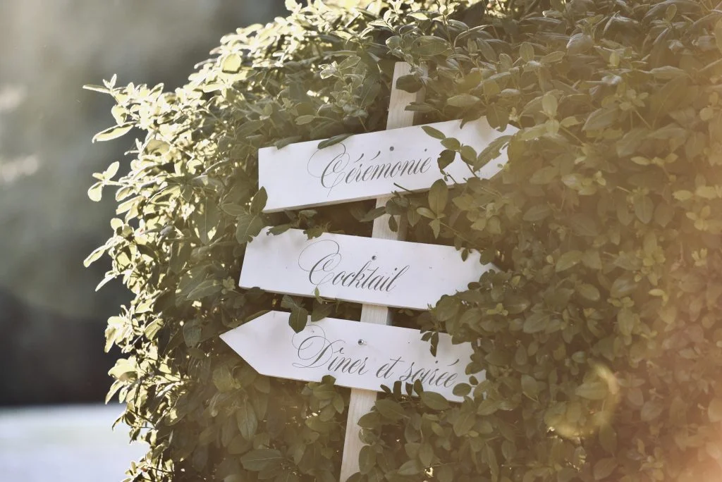 Panneaux directionnels calligraphiés Cérémonie Cocktail Dîner pour un mariage au Domaine La Trésorière Hérault